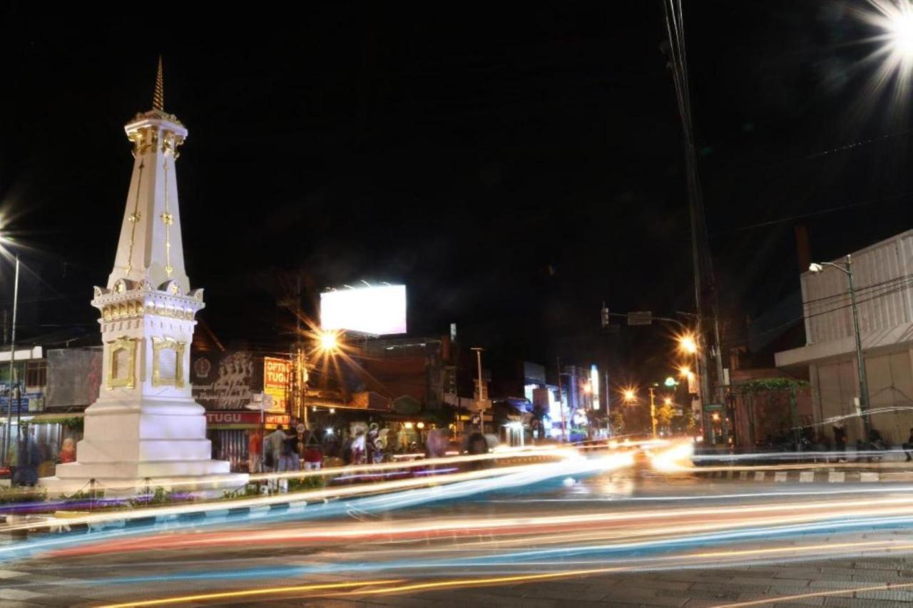 Losmen 2000 Tiga Jogjakarta Buitenkant foto
